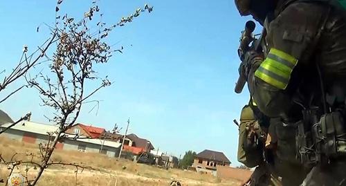 Представитель силовых структур на окраине населенного пункта. Фото http://nac.gov.ru/kontrterroristicheskie-operacii/na-okraine-hasavyurta-v-ramkah-kto-prohodit.html Представитель силовых структур на окраине населенного пункта. Фото http://nac.gov.ru/kontrterroristicheskie-operacii/na-okraine-hasavyurta-v-ramkah-kto-prohodit.html
