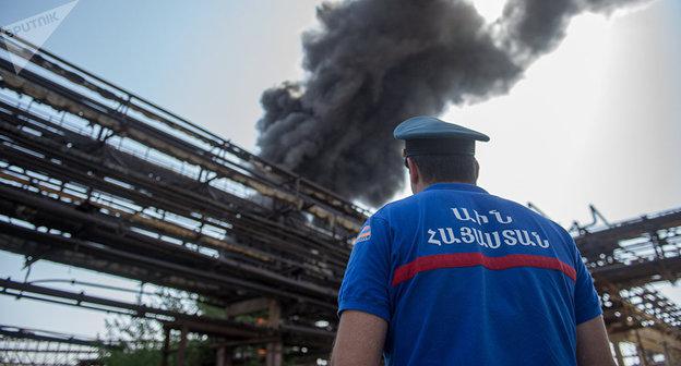 Пожарный на территории завода "Наирит" Фото  Sputnik/ Asatur Yesayants
https://ru.armeniasputnik.am/incidents/20170830/8454643/pozhar-na-nairite-potushen.html