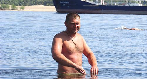 Константин Сапелкин приехал в Волгоград с сыном из Орла. Второй раз купается в Волге на "диком" пляже  Фото Вячеслава Ященко для "Кавказского узла"