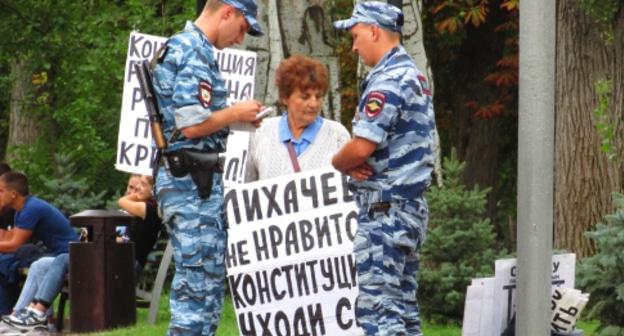 Полиция опрашивает участницу пикета Галину Тихенко. Фото: Вячеслав Ященко для "Кавказского узла".