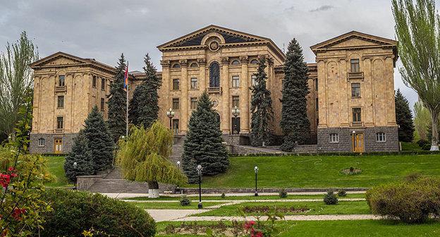 Здание парламента Армении Фото © Официальный сайт НС Армении
https://ru.armeniasputnik.am/incidents/20170902/8505806/lozhnyj-zvonok-mchs-armenii-ne-nashel-bombu-na-territorii-parlamenta.html