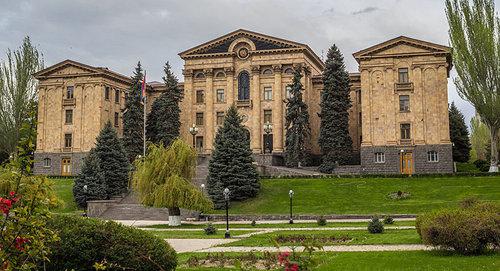 Здание парламента Армении Фото © Официальный сайт НС Армении
https://ru.armeniasputnik.am/incidents/20170902/8505806/lozhnyj-zvonok-mchs-armenii-ne-nashel-bombu-na-territorii-parlamenta.html Здание парламента Армении Фото © Официальный сайт НС Армении
https://ru.armeniasputnik.am/incidents/20170902/8505806/lozhnyj-zvonok-mchs-armenii-ne-nashel-bombu-na-territorii-parlamenta.html