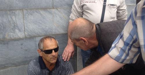 Николай Шулепов на акции протеста возле офиса "Кингкоул" потерял сознания и упал. 5 сентября 2017 г. Фото Вячеслава Прудникова для "Кавказского узла" Николай Шулепов на акции протеста возле офиса "Кингкоул" потерял сознания и упал. 5 сентября 2017 г. Фото Вячеслава Прудникова для "Кавказского узла"