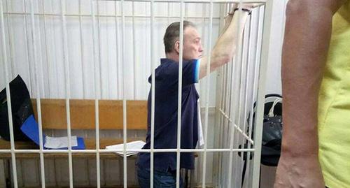 Бывший глава администрации Городищенского района Волгоградской области Александр Тарасов слушал приговор стоя на коленях
Фото http://v1.ru/text/newsline/334466870751232.html