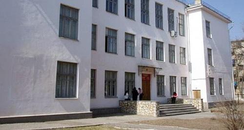 Здание МБОУ «Элистинский лицей». Фото http://kalmyk.er.ru/news/2013/9/20/kalmyckie-shkoly-vhodyat-v-chislo-500-luchshih-v-rossii/