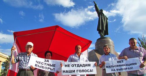 Коммуниста вышли в Волгограде на пикеты "За честные выборы". 8 сентября 2017 г. Фото Вячеслава Ященко для "Кавказского узла" Коммуниста вышли в Волгограде на пикеты "За честные выборы". 8 сентября 2017 г. Фото Вячеслава Ященко для "Кавказского узла"