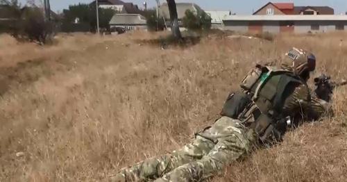 Боец во время спецоперации в Хасавюрте, август 2017 год. Фото: сайт Национального антитеррористического комитета. Боец во время спецоперации в Хасавюрте, август 2017 год. Фото: сайт Национального антитеррористического комитета.