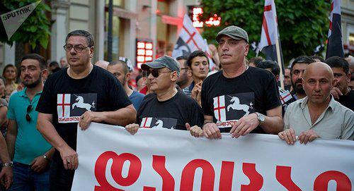 Участники протестной акции "Марш грузин" в Тбилиси. Фото  © Sputnik / Alexander Imedashvili
 https://sputnik-georgia.ru/politics/20170912/237307887/Mitingujushhie-zakidali-ofis-fonda-Sorosa-v-Tbilisi-fajerami.html