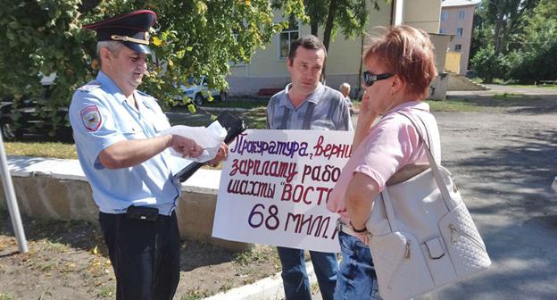 Одиночный пикет возле прокуратуры. Гуково, 15 сентября 2017 г. Фото Вячеслава Прудникова для "Кавказского узла"