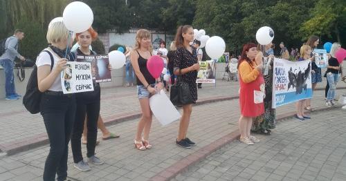 Участники акции «Закон нужен сейчас» в Краснодаре, 15 сентября 2017 год. Фото: Наталья Дорохина для "Кавказского узла". Участники акции «Закон нужен сейчас» в Краснодаре, 15 сентября 2017 год. Фото: Наталья Дорохина для "Кавказского узла".