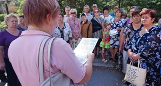 Татьяна Авачева зачитывает меморандум. Фото Вячеслава Прудникова для "Кавказского узла".