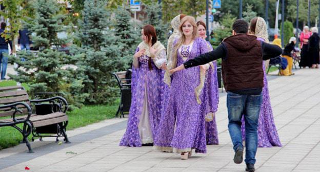 Девушки в национальных костюмах - в длинных платьях (г1абли) в День чеченской женщины. Грозный, 21 сентября 2014 г. Фото Магомеда Магомедова для "Кавказского узла"