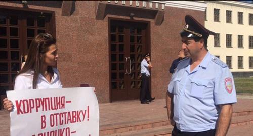 Представитель партии "Коммунисты России" на пикете у здания правительства Карачаево-Черкесии. https://news-r.ru/news/karachay_cherkess_republic/146774/ Представитель партии "Коммунисты России" на пикете у здания правительства Карачаево-Черкесии. https://news-r.ru/news/karachay_cherkess_republic/146774/