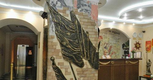 Стена в холле отеля "Старый Сталинград"  оформлена в военной стилистике. Волгоград. Фото Татьяны Филимоновой для "Кавказского узла"