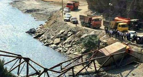 Обрушение моста в Тляратинском районе Дагестана. Фото http://www.riadagestan.ru/news/disasters_and_catastrophes/most_obrushilsya_v_tlyaratinskom_rayone_dagestana_zhertv_net/ Обрушение моста в Тляратинском районе Дагестана. Фото http://www.riadagestan.ru/news/disasters_and_catastrophes/most_obrushilsya_v_tlyaratinskom_rayone_dagestana_zhertv_net/