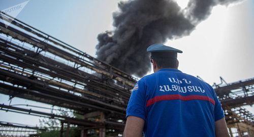 Сотрудник МЧС на месте происшествия. Фото Sputnik/ Asatur Yesayants
https://ru.armeniasputnik.am/incidents/20170830/8454643/pozhar-na-nairite-potushen.html Сотрудник МЧС на месте происшествия. Фото Sputnik/ Asatur Yesayants
https://ru.armeniasputnik.am/incidents/20170830/8454643/pozhar-na-nairite-potushen.html