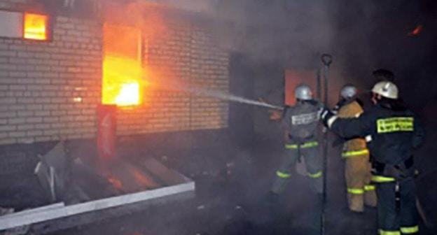 Сотрудники МЧС на ликвидации пожара. Фото  http://26.mchs.gov.ru/operationalpage/operational/item/5883327/