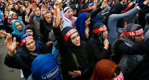 Женщины идут в повязках с именем  Зейнеб - сестры имама Хусейна, в память о чьей смерти мусульмане-шииты отмечают Ашуру. Баку, 1 октября 2017 года. Фото Азиза Каримова для "Кавказского узла".