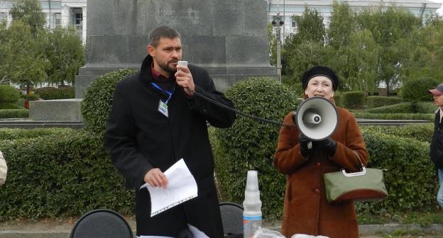 Организатор митинга Александр Малякин и архитектор Галина Шипилова. Волгоград, 1 октября 2017 года. Фото Татьяны Филимоновой для "Кавказского узла"