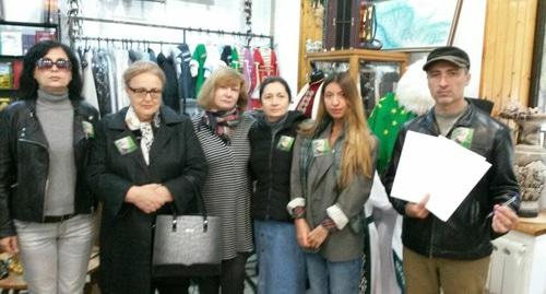 Черкесские активисты в ходе сбора подписей в поддержку Гвашева в Нальчике. Фото: https://www.facebook.com/photo.php?fbid=733037803550541&set=a.431744393679885.1073741839.100005329833449&type=3&theater