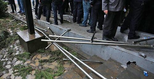 После беспорядков возле мэрии Тбилиси. 2 октября 2017 г. Фото https://sputnik-georgia.ru После беспорядков возле мэрии Тбилиси. 2 октября 2017 г. Фото https://sputnik-georgia.ru
