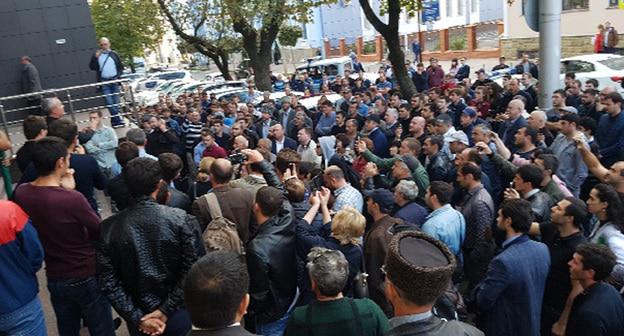 Возле Краснодарского краевого суда, где должно было быть заседание по делу Руслана Гвашева. 5 октября 2017 г. Фото предоставлено адвокатом Мариной Дубровиной для "Кавказского узла"