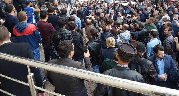 Возле Краснодарского краевого суда, где должно было состояться заседание по делу Руслана Гвашева. 5 октября 2017 г. Фото предоставлено Мариной Дубровиной для "Кавказского узла"
