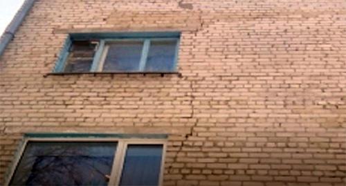 Несущая стена трехэтажки в поселке Анджиевский просела. Фото: пресс-служба ГУ МЧС Ставрополья Несущая стена трехэтажки в поселке Анджиевский просела. Фото: пресс-служба ГУ МЧС Ставрополья