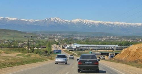 По дороге в Буйнакск. Дагестан. Фото: Шамиль Шангереев http://www.odnoselchane.ru По дороге в Буйнакск. Дагестан. Фото: Шамиль Шангереев http://www.odnoselchane.ru