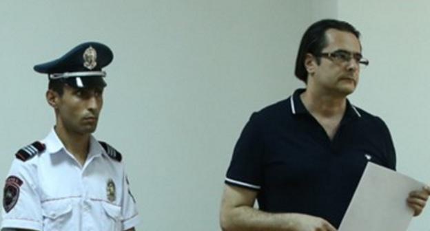 Андреас Гукасян зачитывает ходатайство об освобождении под залог, 10 октября 2017 года. Фото: 1plus.am. 