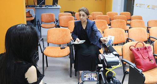 Вахида Нуриева - бабушка возвращенного мальчика. 
Фото https://ru.sputnik.az/life/20170927/412036030/deti-prijut-bagdade-babushka-nashla-hadidzhu.html