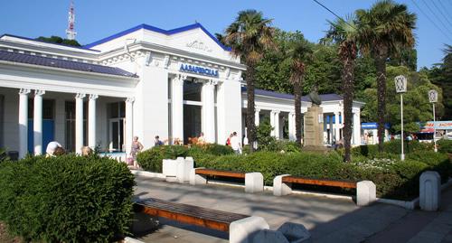 Железнодорожная станция Лазаревское. Фото http://sverhdohodi.ru/49/lazarevskoe-jdvokzal-133.html