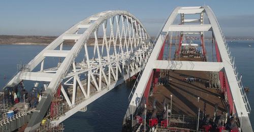 Строительство Крымского моста. Фото http://www.most.life/novosti/novosti/morskaya-operaciya-po-ustanovke-avtodorozhnoj-arki-krymskogo-mosta-zaversh/
