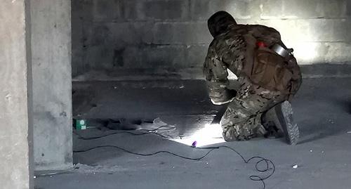 Сотрудник спецслужб во время КТО в Дагестане. Фото http://nac.gov.ru/kontrterroristicheskie-operacii/organami-fsb-i-mvd-presechena-deyatelnost.html Сотрудник спецслужб во время КТО в Дагестане. Фото http://nac.gov.ru/kontrterroristicheskie-operacii/organami-fsb-i-mvd-presechena-deyatelnost.html