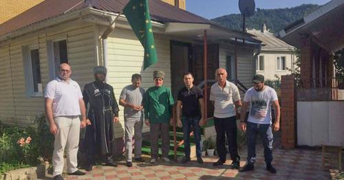 Черкесский старейшина Руслан Гвашев (в центре) со своими сторонниками. Фото: RFE/RL