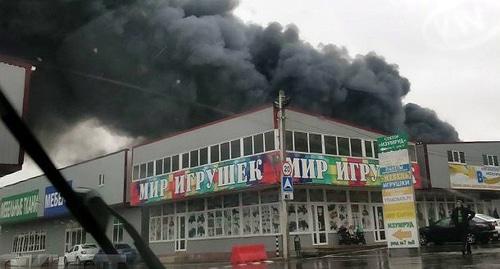 Пожар на ростовском рынке "Атлант". Фото http://bloknot-rostov.ru/news/emkosti-s-goryuchimi-veshchestvami-vzryvalis-na-go-895920 Пожар на ростовском рынке "Атлант". Фото http://bloknot-rostov.ru/news/emkosti-s-goryuchimi-veshchestvami-vzryvalis-na-go-895920