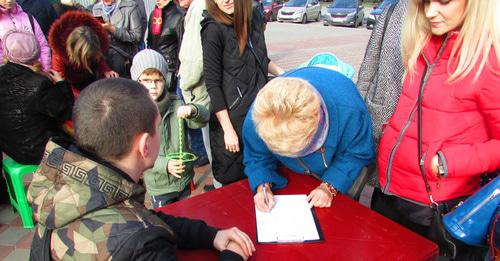 Сбор подписей под обращением к властям с требованием отказать в поддержке планам АО "Волжский Оргсинтез". Фото Вячеслава Ященко для "Кавказского узла"