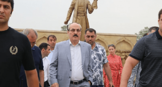 Рамазан Абдулатипов в ходе визита в Дербент. Фото: riaderbent.ru/ramazan-abdulatipov-obratil-vnimanie-na-park-nizami.html 
