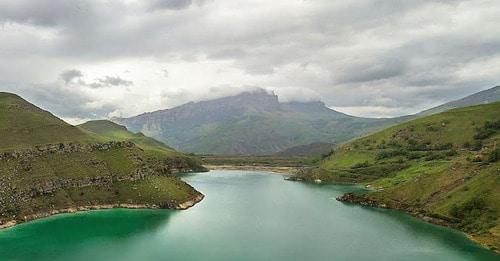 Озеро Гижгит. Кадр из видео пользователя Letyuch https://www.youtube.com/watch?v=F9D3GdbSxts
