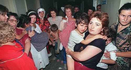 Заложники в больнице Буденновска, 18 июня 1995 года. Фото AFP. Заложники в больнице Буденновска, 18 июня 1995 года. Фото AFP.
