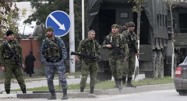 Сотрудники силовых структур. Фото: REUTERS/Alkhan Gargayev