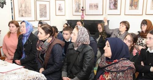 Жители Гуниба на презентации проекта "Царская поляна. Art-Гуниб". Фото: страница в Facebook Национального музея Республики Дагестан им. А. Тахо-Годи