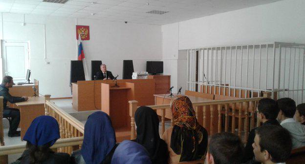 Во время экскурсии школьников в Ачхой-Мартановском районном суде. Фото  http://www.grozny-inform.ru/news/society/88926/