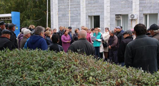 Участники акции протеста шахтеров возле офиса "Кингкоул" в Гуково. Октябрь 2017 г. Фото Вячеслава прудникова для "Кавказского узла"