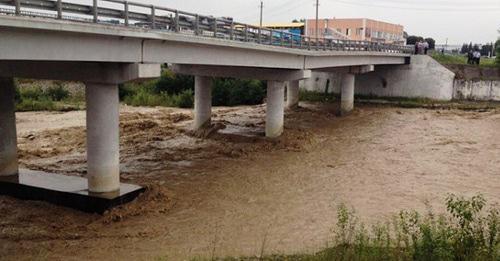 Поврежденный мост через Чегем. КБР. Фото http://inalchik.ru/provalilsya-most-cherez-reku-chegem/