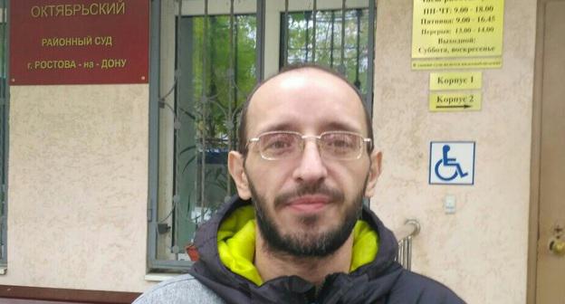 Евгений Мошкин у здания районного суда. Фото предоставлено "Кавказскому узлу" друзьями Мошкина