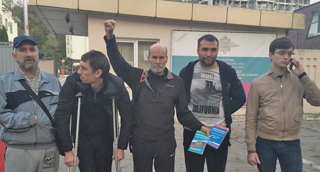Андрей Галенко (в центре), Вячеслав Кривоносенков (слева) во время встречи с единомышленниками. Фото Светланы Кравченко для "Кавказского узла"