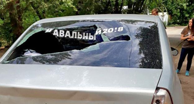 Разбитый автомобиль с наклейкой сторонников Навального. Астрахань, 20 июля 2017 год. Фото: Елена Гребенюк для "Кавказского узла".