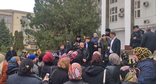 Участники акции протеста с требованием выплатить средства, перечисленные правительством Дагестана. Махачкала, 9 ноября 2017 г. Фото https://www.riadagestan.ru/
