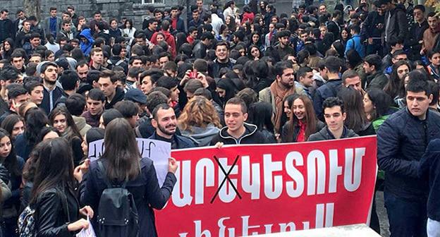 Студенты во время акции протеста против поправок в законопроект о воинской службе. Ереван, ноябрь 2017 г. Фото © Sputnik/ Nelli Danielyan